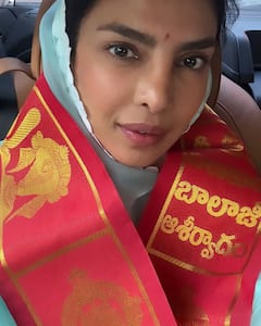 Priyanka Chopra Photos: चिलकुर बालाजी मंदिर पहुंचीं प्रियंका चोपड़ा, माथे पर तिलक लगाकर लिया आशीर्वाद