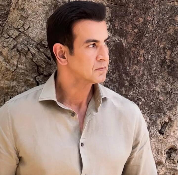 रोनित रॉय ने ‘क्योंकि सास भी कभी बहू थी’, ‘कसौटी जिंदगी की’, ‘अदालत’ और ‘कसम से’ जैसे सुपरहिट सीरियल्स में काम किया. वहीं फिल्मों की बात करें तो इस लिस्ट में ‘स्टूडेंट ऑफ द ईयर’, ‘काबिल’, ‘टू स्टेट्स’ और ‘योद्धा’ जैसी कई ब्लॉकबस्टर फिल्मों का नाम शामिल है.