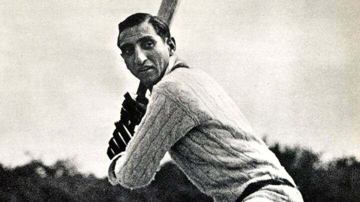 সেফের দাদু ইফতিকার আলি খান পতৌদিও ক্রিকেটার ছিলেন।