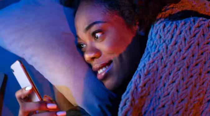 ਰਾਤ ਨੂੰ ਸਮਾਰਟਫੋਨ ਦੀ ਵਰਤੋਂ ਕਰਨ ਨਾਲ ਤੁਹਾਡੀ ਨੀਂਦ ਪ੍ਰਭਾਵਿਤ ਹੁੰਦੀ ਹੈ ਕਿਉਂਕਿ ਇਸ ਦੀ ਸਕ੍ਰੀਨ ਤੋਂ ਨਿਕਲਦੀ ਨੀਲੀ ਰੋਸ਼ਨੀ ਹੁੰਦੀ ਹੈ। ਇਹ ਲਾਈਟ ਮੇਲਾਟੋਨਿਨ (Melatonin) ਨਾਮਕ ਹਾਰਮੋਨ ਦੇ ਉਤਪਾਦਨ ਨੂੰ ਰੋਕਦੀ ਹੈ, ਜੋ ਚੰਗੀ ਨੀਂਦ ਲਈ ਜ਼ਿੰਮੇਵਾਰ ਹੈ। ਇਸ ਕਾਰਨ ਵਿਅਕਤੀ ਚੰਗੀ ਤਰ੍ਹਾਂ ਸੌਂ ਨਹੀਂ ਸਕਦਾ ਅਤੇ ਅਗਲੇ ਦਿਨ ਥਕਾਵਟ ਮਹਿਸੂਸ ਹੋ ਸਕਦੀ ਹੈ।