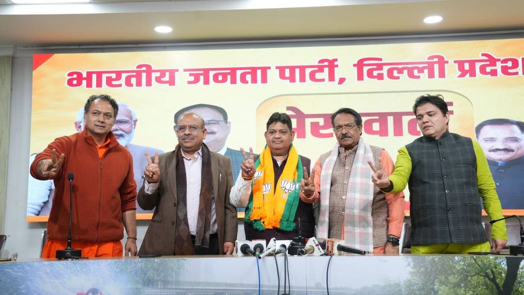 Delhi Assembly Election 2025 Aam Aadmi Party leader Kuldip Mittal joins BJP Vijender Gupta targets Arvind Kejriwal BJP का AAP को झटका, अरविंद केजरीवाल के जमानती कुलदीप मित्तल को पार्टी में कराया शामिल
