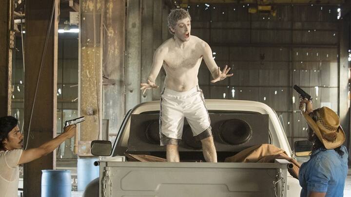 इस फिल्म में ब्रायन क्रान्स्टोन यानी वाल्टर व्हाइट और आरोन पॉल यानी जेसी पिंकमेन मुख्य किरदार में है. जिसमें यह ड्रग्स बनाने और बेचने का काम करते हैं. इसमें वाल्टर व्हाइट नंगे होकर यानी बस शरीर के कुछ हिस्सों पर कपड़े पहनकर ड्रग्स बनाते दिखें हैं.