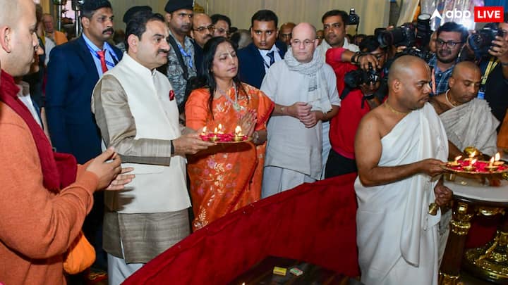 आपको बता दें, महाकुंभ में आने वाले श्रद्धालुओं के लिए अडानी ग्रुप ने बैटरी चालित ग्रीन गॉल्फ कार्ट सेवा भी शुरू की है.