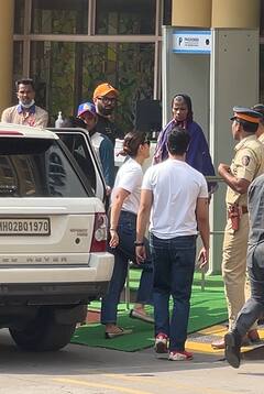 सैफ अली खान को घर ले जाने के लिए अस्पताल पहुंचीं बेटी सारा और बीवी करीना, बस कुछ देर में होंगे डिस्चार्ज