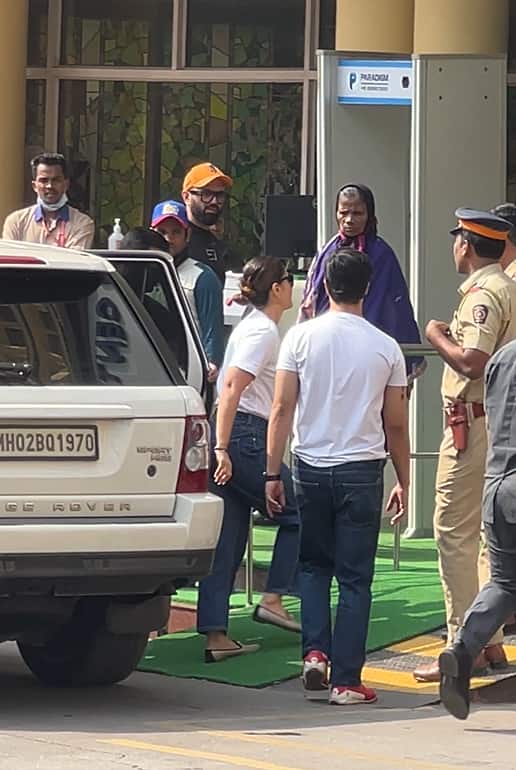 सैफ को आज अस्पताल से डिस्चार्ज किया जा रहा है ऐसे में उनकी पत्नी करीना उन्हें घर ले जाने के लिए अस्पताल पहुंच चुकी हैं.