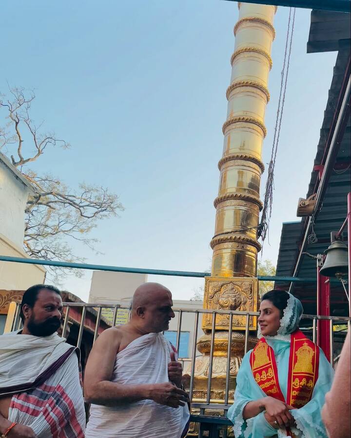 प्रियंका चोपड़ा हाल ही में हैदराबाद के चिलकुर बालाजी मंदिर में पहुंची. इस दौरान एक्ट्रेस इंडियन लुक में नजर आई.
