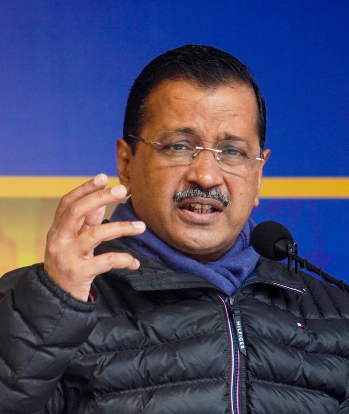 अरविंद केजरीवाल ने कहा कि हमने पुजारी-ग्रंथी योजना की घोषणा की है. सरकार बनने के बाद हर पुजारी और ग्रंथियों को 18 हजार रुपये महीना दक्षिणा दी जाएगा. जब से मैने इसका एलान किया है, बीजेपी वाले मुझे खूब गालियां दे रहे हैं. बीजेपी की केंद्र में सरकार है. बीजेपी पुजारियों के लिए मेरे से बड़ी घोषणा कर दे. बीजेपी घोषणा कर दे कि पूरे देश के पुजारियों को 36 हजार रुपये दिए जाएंगे. शादी, पूजा, हवन, त्योहार आदि में पुजारी हमारे घर आते हैं. हम उनके हाथ पर जो भी पैसे रख दें, वह कभी नहीं कहते हैं कि आपने कम दक्षिणा दी है. वो आशीर्वाद देकर चले जाते हैं. क्या कभी हमने सोचा है कि उनके घर का खर्चा कैसे चलता होगा. इसलिए मैने पुजारियों को 18 हजार रुपये देने की घोषणा की. बीजेपी हमसे ज्यादा पूरे देश के पुजारियों को दे. तब तो उसका बड़प्पन है.