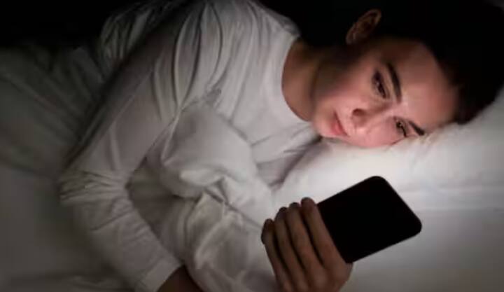 ਅੱਜ ਦੇ ਸਮੇਂ ਵਿੱਚ Smartphone ਸਾਡੀ ਜ਼ਿੰਦਗੀ ਦਾ ਇੱਕ ਮਹੱਤਵਪੂਰਨ ਹਿੱਸਾ ਬਣ ਗਿਆ ਹੈ। ਦਿਨ ਭਰ ਦੇ ਕੰਮ ਅਤੇ ਭੱਜ-ਦੌੜ ਤੋਂ ਬਾਅਦ ਜ਼ਿਆਦਾਤਰ ਲੋਕ ਰਾਤ ਨੂੰ ਸਮਾਰਟਫੋਨ ਦੀ ਵਰਤੋਂ ਕਰਦੇ ਹਨ।