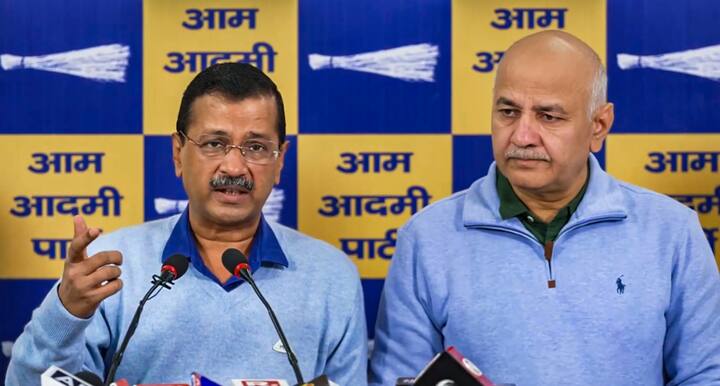 केजरीवाल ने कहा कि आम आदमी पार्टी की सरकार बनने से पहले दिल्ली के सरकारी स्कूलों का बुरा हाल था. लेकिन अब सरकारी स्कूल अच्छे हो गए हैं. उत्तर प्रदेश, हरियाणा, राजस्थान, गुजरात, मध्य प्रदेश और बिहार के सरकारी स्कूल खटारा पड़े हैं. अगर इस चुनाव में गलत बटन दब गया तो बच्चे बड़े होकर आपको माफ नहीं करेंगे कि आपने उनका भविष्य खराब कर दिया. ये बीजेपी वाले सारे स्कूल कबाड़ा कर देंगे. मैंने, मनीष सिसोदिया और मुख्यमंत्री आतिशी ने बड़ी मुश्किल से दिल्ली के 2 करोड़ लोगों के साथ दिल्ली के स्कूल ठीक किए हैं.