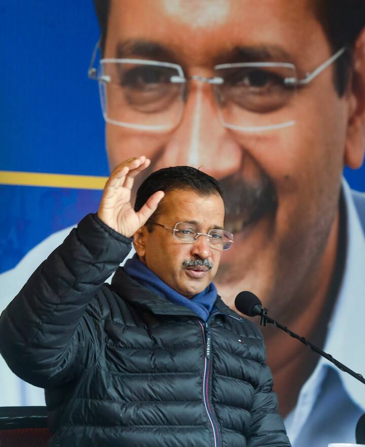 उन्होंने कहा कि दिल्ली में हमारी आधी सरकार है और आधी सरकार बीजेपी वालों की है. 2014-15 दिल्ली की जनता ने आधी पावर हमें और आधी पावर बीजेपी को दी थी. मैंने स्कूल, अस्पताल बनाए, बिजली, पानी, सड़क के काम गिना दिए, लेकिन बीजेपी की आधी सरकार ने पिछले 10 साल में क्या काम किया? बीजेपी अपने एक काम बता दे, जो उसने किया है. इन्होंने कोई काम नहीं किया. दिल्ली के लोगों ने इनको कानून व्यवस्था की जिम्मेदारी दी थी. आज पूरी दिल्ली में गैंगवार हो रहे हैं, सड़कों पर गोलियां चल रही हैं, महिलाएं घर से बाहर नहीं निकल सकतीं, व्यापारियों को फिरौती की कॉल आ रही हैं. मैं दुकानदारों से मिलने गया. लोग बताते हैं करोड़ों रुपये नहीं देने पर परिवार को खत्म करने की धमकी देते हैं. इन्होंने पूरी दिल्ली का बेड़ा गर्क कर दिया है. अब ये कह रहे हैं कि हमें पूरी दिल्ली दे दो. दिल्ली की जनता इनको पूरी दिल्ली कैसे दे दे?