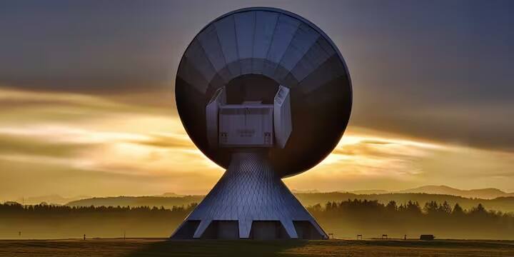 ડિશ ટીવી છત્રી સેટેલાઇટ દ્વારા કામ કરે છે. તે મુખ્યત્વે ત્રણ ભાગોમાં વહેંચાયેલું છે: ડીશ એન્ટેના, LNB (લૉ નૉઈઝ બ્લૉક કન્વર્ટર), સેટ-ટોપ બૉક્સ  ડીશ એન્ટેના છત્રી આકારનું છે, જે ઉપગ્રહમાંથી આવતા સિગ્નલોને કેપ્ચર કરે છે. આ સંકેતો માઇક્રૉવેવ ફ્રીક્વન્સીમાં છે અને સીધા અવકાશમાં સ્થિત ઉપગ્રહોમાંથી આવે છે.