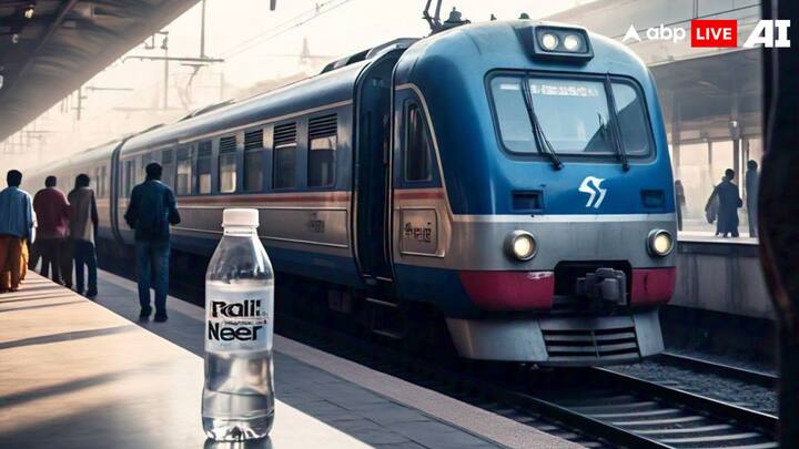 दरअसल, आमतौर पर भारतीय रेल में रेल नीर वाली पानी की बोतल को 20 रुपये में बेचा जाता है, जो कि बिल्कुल गलत है. रेलवे ने इन बोतलों की कीमत 15 रुपये रखी हुई है जो बोतल पर भी लिखी होती है.