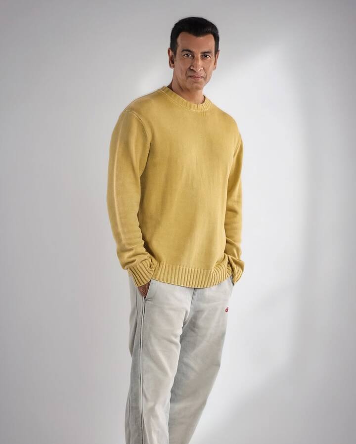 रोनित की सुरक्षा एजेंसी बॉलीवुड में अमिताभ बच्चन, आमिर खान, अक्षय कुमार, करण जौहर और कैटरीना कैफ समेत कई बड़े स्टार्स को सिक्योरिटी देती है. रिपोर्ट्स की मानें तो इसके लिए एक्टर करोड़ों की कमाई करते हैं.