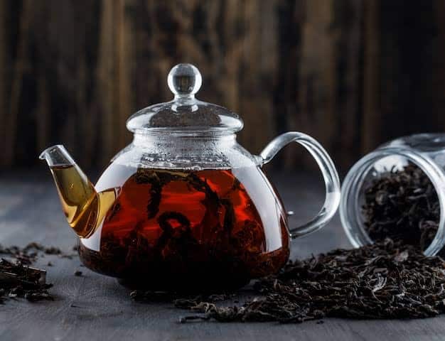 The polyphenol present in black tea is helpful in reducing the glycemic index. Drinking 2-3 cups of black tea daily can reduce the risk of type 2 diabetes by 42%.