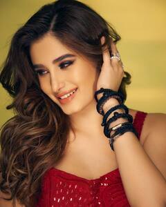 'उई अम्मा' फेम राशा थडानीचं सौंदर्य लाल ड्रेसमध्ये खुललं, काही मिनिटांत फोटोंवर लाखो लाईक्स अन् कमेंट्सचा पाऊस