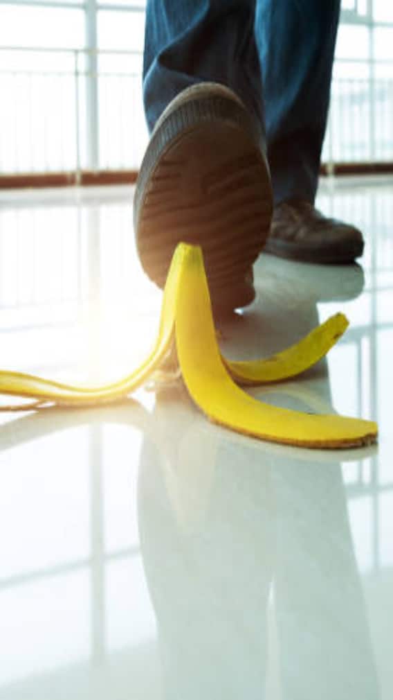 అరటి తొక్క మీద కాలేస్తే జారిపోయేది ఇందుకా?