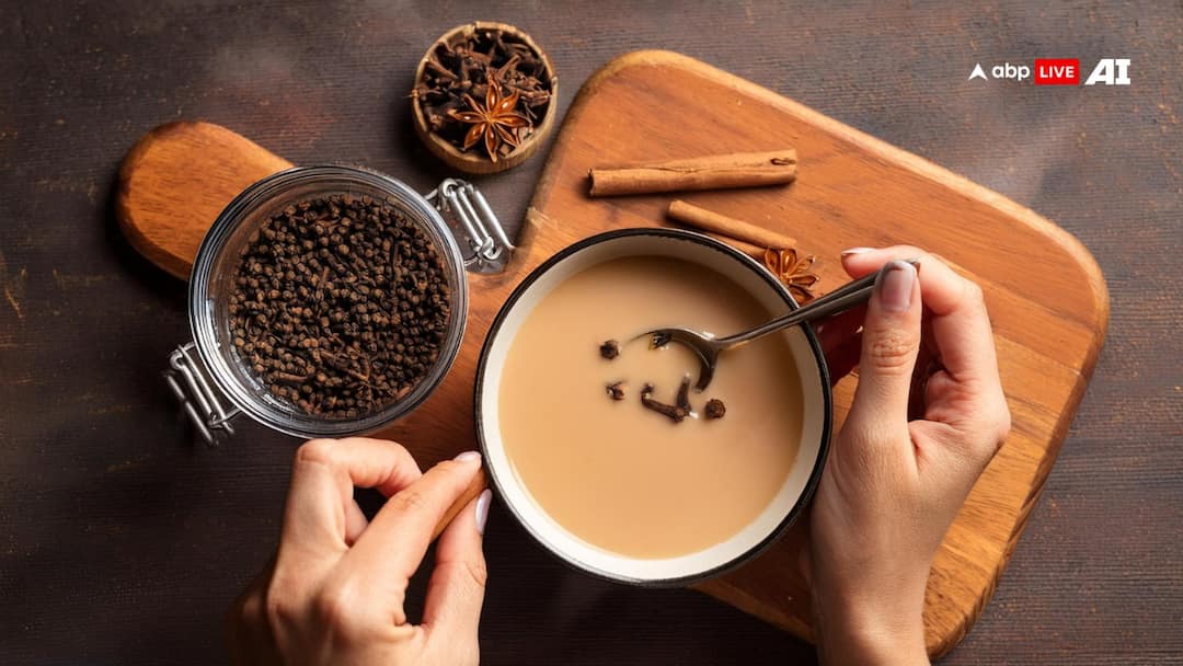चाय में लौंग और काली मिर्च डालने से क्या वाकई गर्म रहता है शरीर? ये रहा जवाब cloves and black pepper tea really keep the body warm Best ayurvedic spices Health Benefits चाय में लौंग और काली मिर्च डालने से क्या वाकई गर्म रहता है शरीर? ये रहा जवाब
