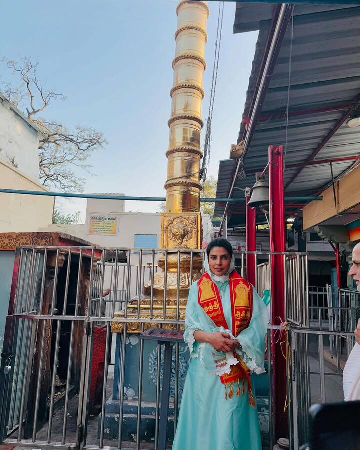 प्रियंका ने मंदिर के अंदर जाकर बालाजी मंदिर के अंदर जाकर आशीर्वाद लिया और मंदिर की चुनरी भी ओढ़ी.