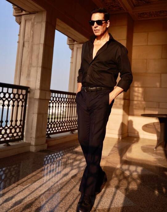 अक्षय कुमार आगे मजाकिया अंदाज में कहते हैं कि जब रणवीर सिंह सुबह 5 बजे कार्यक्रम से बाहर निकलते हैं, तब तक वह जोड़ा कुछ भी करने के लिए काफी थक चुका होता है. ये कहकर अक्षय जोर से हंसते हैं और फिर आगे कहते हैं,