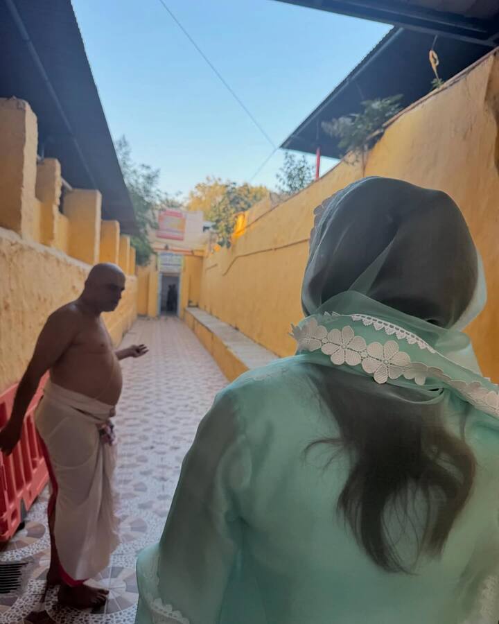 इन तस्वीरों में प्रियंका ने अपने फैंस को मंदिर के अंदर की भी झलक दिखाई है. जहां वो पंडित जी से बात करती भी दिखाई दी.