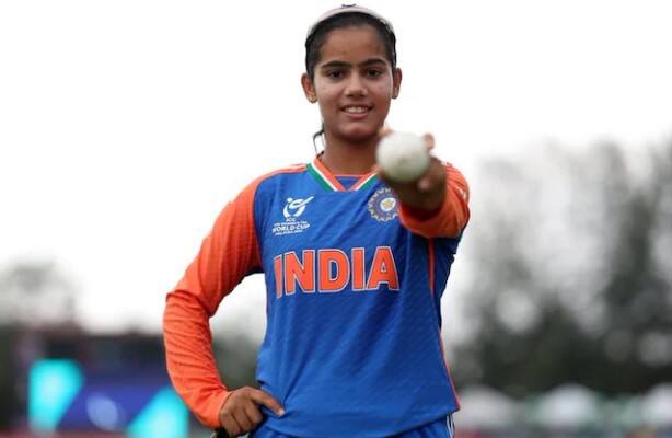 ind wu vs mly wu who is vaishnavi sharma first indian to take hat trick in u19 womens t20 wc   Vaishnavi Sharma: 4 ઓવર, 5 રન, 5 વિકેટ... કોણ છે વૈષ્ણવી શર્મા જેણે U-19 વર્લ્ડ કપમાં ઈતિહાસ રચ્યો 