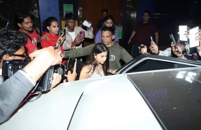 सुहाना की ये तस्वीरें अब सोशल मीडिया पर वायरल हो रही हैं और फैन्स उनके लुक की तारीफ कर रहे हैं.