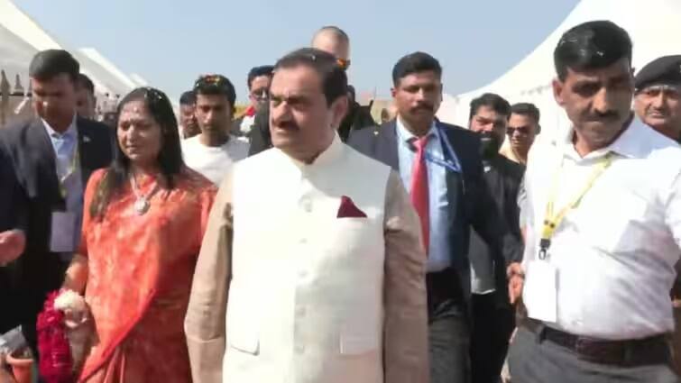 indian great businessman gautam adani reached prayagraj mahakumbh 2025 and serve prasad among devotees Gautam Adani in Maha Kumbh: મહાકુંભ પહોંચ્યા ગૌતમ અદાણી, ભક્તોને વહેંચ્યો પ્રસાદ, સંગમમાં કરી પૂજા