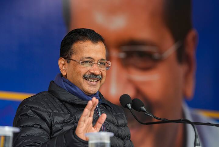 अरविंद केजरीवाल ने कहा कि मैंने कभी इन्हें गाली नहीं दी. मैं वोट मांगने जाता हूं तो जनता को बताता हूं कि मैंने 10 साल क्या काम किए और आने वाले 5 सालों में क्या काम करूंगा. अब अगर जनता को काम पसंद आएंगे तो वह हमें वोट देगी. जनता को काम पसंद नहीं आएंगे तो वोट नहीं देंगे. इन्हें भी अपने काम गिनाने चाहिए कि पिछले 10 साल में क्या काम किया. लेकिन इन्होंने कुछ काम किया होगा तभी बताएंगे ना. इन्होंने एक काम भी नहीं किया है. इनके पास अगले 5 साल के लिए भी कोई विजन नहीं है. इन्हें काम करना ही नहीं है. इन्हें सिर्फ गंदी राजनीति करनी है और गालियां देनी हैं.