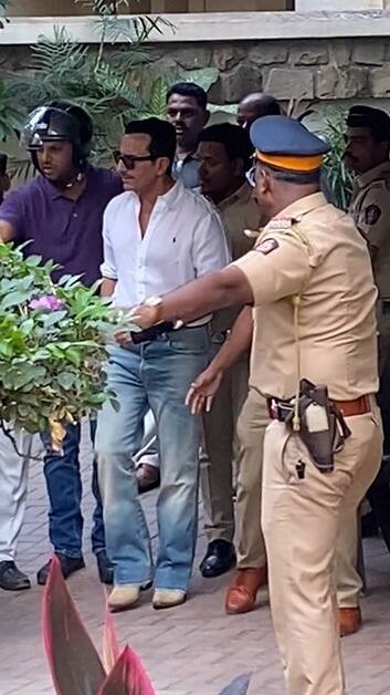 घायल सैफ की पहली तस्वीरें, मुस्कुराते हुए हॉस्पिटल से निकले