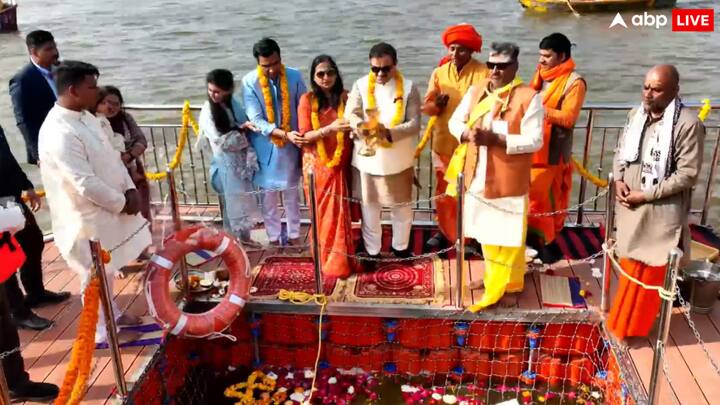 यह सेवा कुंभ मेला स्थल के सेक्टर 19 में स्थापित इस्कॉन केंद्र के पास उपलब्ध है. यह गाड़ी सुबह 6 बजे से लेकर देर रात तक श्रद्धालुओं को उनके निर्धारित स्थानों तक पहुंचाने का काम करती है.