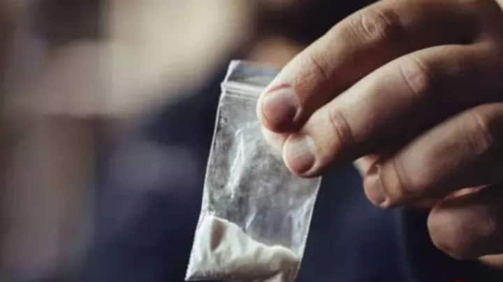 इसके अलावा अवैध तरीके से ड्रग्स बनाने वाले लोगों को इस बात का भी डर रहता है कि वहां ड्रग्स बना रहा कोई शख्स ड्ग्स छुपा कर तो नहीं ले जा रहा. इसलिए भी वहां नंगे बदन काम करवाया जाता है. ताकि कोई कपड़ों में कहीं ड्रग्स छुपा ना ले.