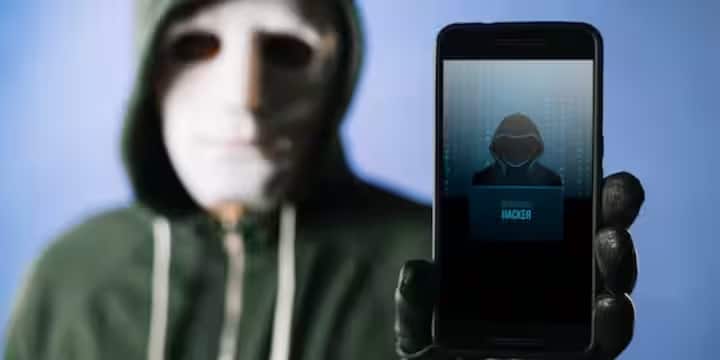 જો તમને તમારા ફોનમાં એવી એપ્સ દેખાય જે તમે ડાઉનલોડ કરી નથી, તો તે ચેતવણીનો સંકેત છે. આ એપ્સ હેકર્સ દ્વારા ઇન્સ્ટોલ કરવામાં આવી હશે અને તમારો ડેટા ચોરી કરવા માટે બનાવવામાં આવી હશે. જો તમારા મોબાઇલ ડેટાનો અચાનક ઘણો ઉપયોગ થઈ રહ્યો હોય, તો તે એ સંકેત હોઈ શકે છે કે કોઈ માલવેર તમારી માહિતી ચોરી રહ્યો છે અને તેને ઇન્ટરનેટ દ્વારા મોકલી રહ્યો છે.