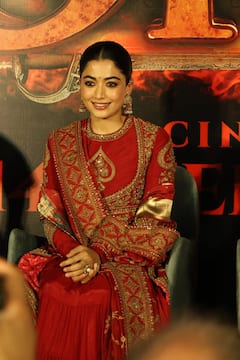 Rashmika Mandanna : రష్మిక మందన్న డెడికేషన్​కి హ్యాట్సాఫ్ చెప్పాల్సిందే.. కాలు నొప్పితోనే ఛావా ట్రైలర్​ లాంచ్​కి వెళ్లిన బ్యూటీ