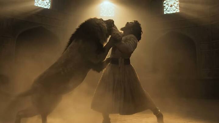 छत्रपती संभाजी महाराजांच्या जीवनावर आधारीत बहुचर्चित छावा चित्रपटाचा ट्रेलर आज लाँच झाला आहे. अभिनेता विकी कौशलने संभाजी महाराजांची भूमिका साकारली असून जय भवानीचा जयघोष करत रक्तरंजीत इतिहास 70 मिमि पडद्यावर साकारत आहे.