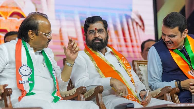 Ajit Pawar joked with Eknath Shinde about the CM post Devendra Fadnavis ann मुख्यमंत्री देवेंद्र फडणवीस के सामने एकनाथ शिंदे से क्यों बोले अजित पवार, 'आप अपनी CM की कुर्सी...'