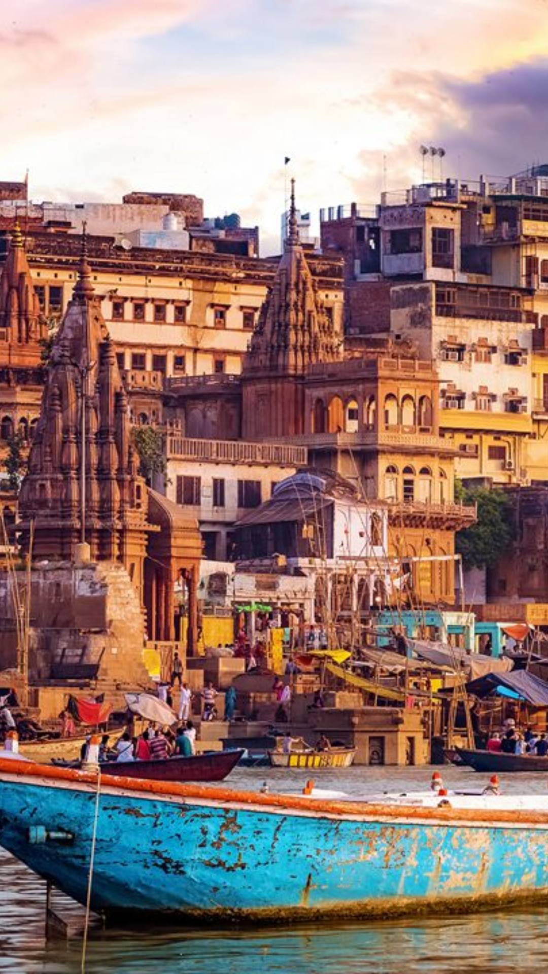काशी को विभिन्न नामों से जाना जाता है जैसे बनारस, भोलेनाथ की नगरी, और ज्ञान नगरी