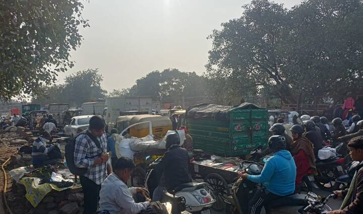 1. Kolkata: Known as the 'City of Joy,' has densely populated streets and narrow roads that pose significant navigation challenges, particularly during peak hours. The city records an average travel time of 34 minutes and 33 seconds per 10 kilometers, ranking 2nd globally and 169th in the congestion world rank. (Image Source: X/@cavishalpandey)