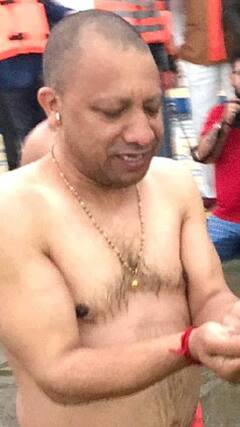 संगम में सनान के स्नान के दौरान मस्ती करते नजर आए सीएम योगी | ABP SHORTS