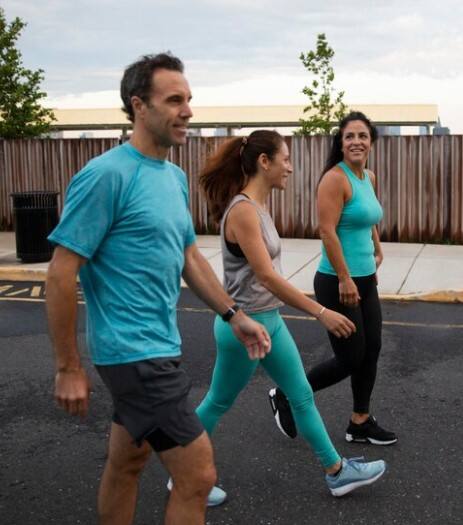 ਜੇਕਰ ਤੁਸੀਂ ਹਰ ਰੋਜ਼ 10,000 ਕਦਮ ਤੁਰਦੇ ਹੋ, ਤਾਂ ਤੁਹਾਡੀਆਂ ਕੈਲੋਰੀਆਂ ਬਰਨ ਹੁੰਦੀਆਂ ਹਨ ਅਤੇ ਕੈਲੋਰੀ ਦੀ ਘਾਟ ਪੈਦਾ ਹੁੰਦੀ ਹੈ, ਜੋ ਭਾਰ ਘਟਾਉਣ ਵਿੱਚ ਮਦਦ ਕਰ ਸਕਦੀ ਹੈ।