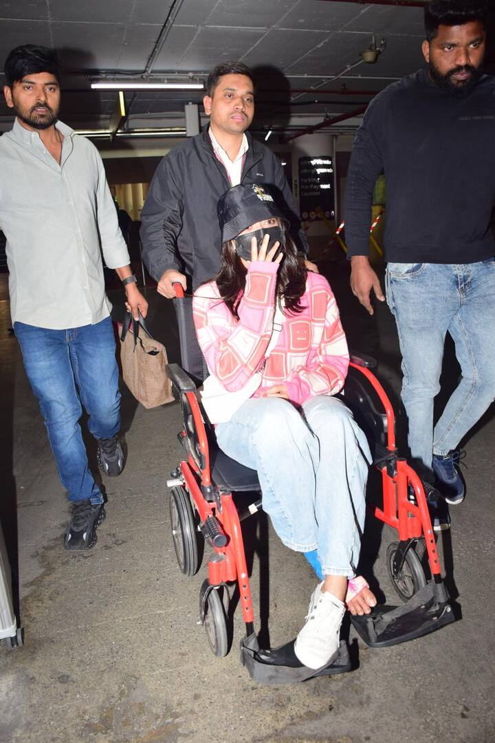రష్మిక మందన్నాకు కొన్ని రోజుల క్రితం గాయమైన సంగతి తెలిసిందే. దాంతో కాలికి పెద్ద కట్టు కట్టారు డాక్టర్లు. దాంతో ఆవిడ నడవలేక ఇలా వీల్ ఛైర్ లో వెళుతున్నారు. 