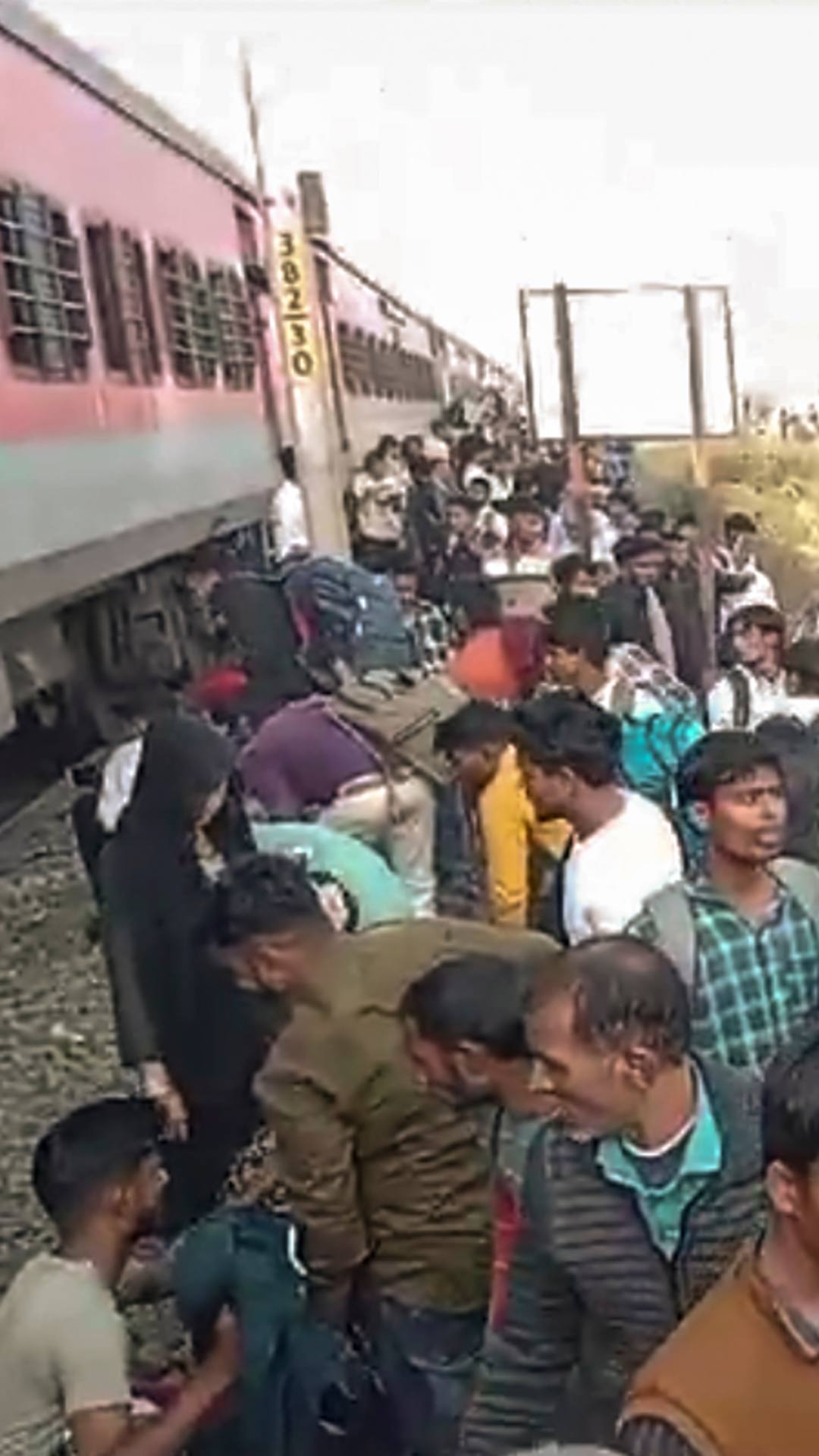 महाराष्ट्र के जलगांव और पचौरा स्टेशन के बीच पुष्पक एक्सप्रेस में एक बड़ा हादसा हुआ है