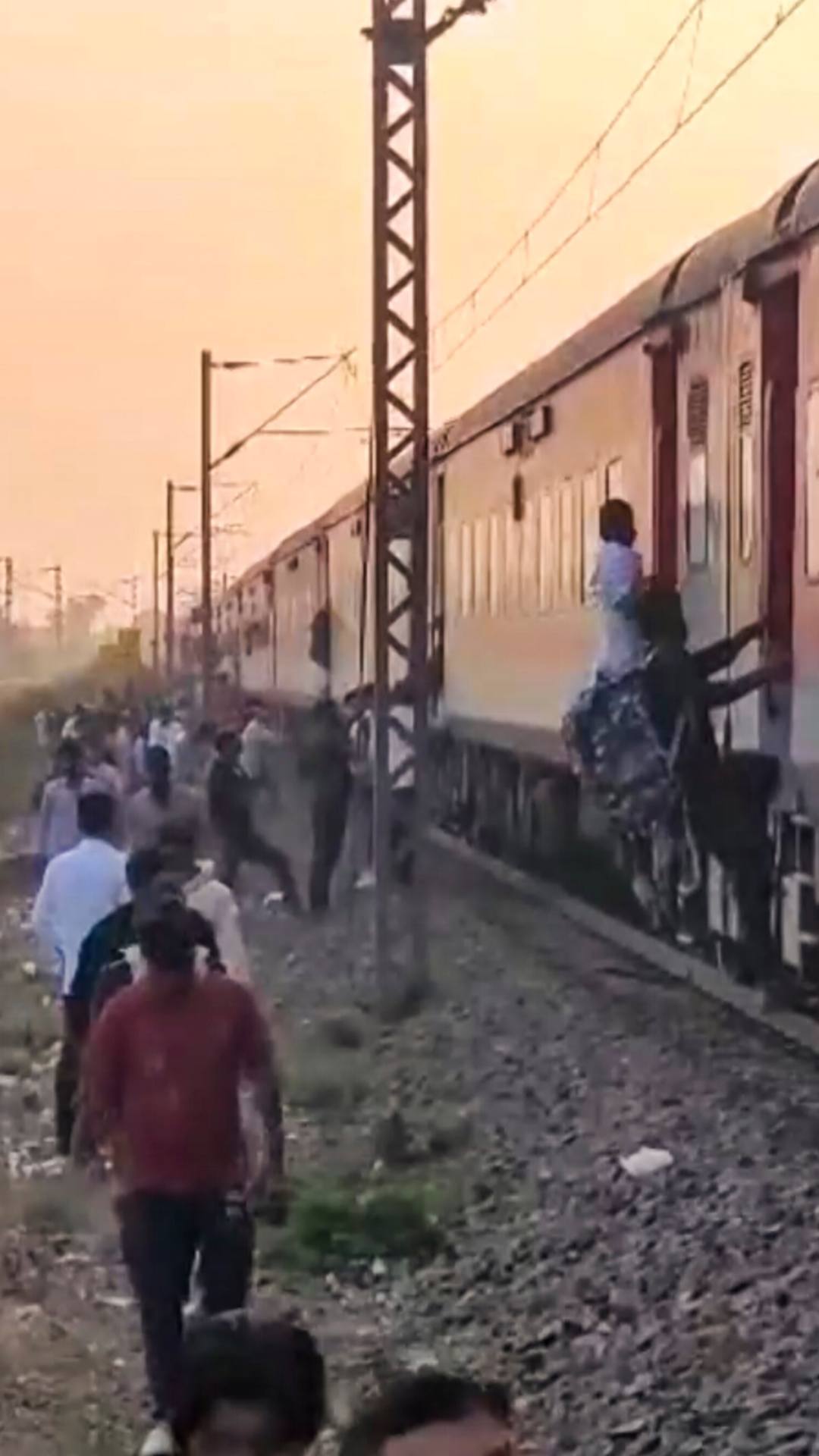 पहली बार कब चली थी पुष्पक एक्सप्रेस? जानें पूरा रूट