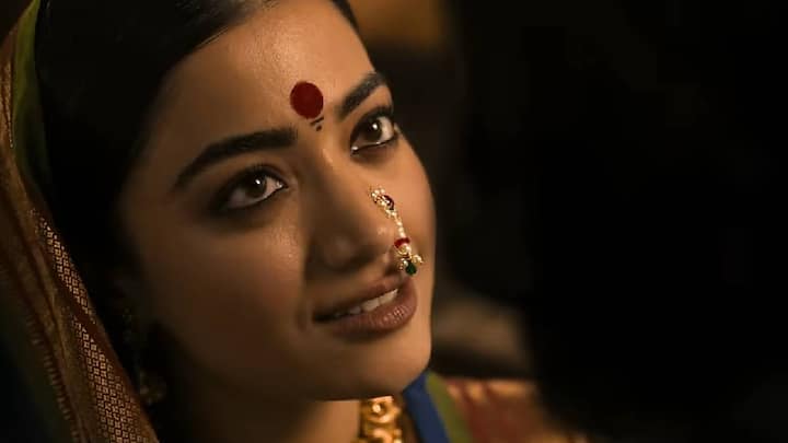 रश्मिका मंदानाने कपाळावर कुंकू, नऊवारी साडी, नाकाथ नथ परिधान करुन महाराणी येसूबाईंच्या पेहरावात चाहत्यांची मने जिंकली आहेत