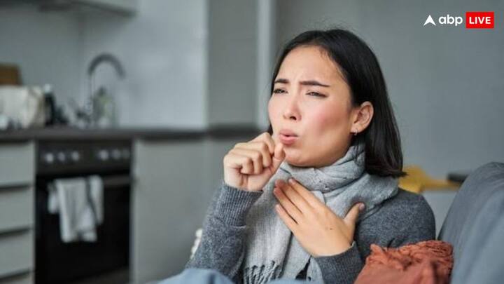 अधिकतर लोग सर्दी जुकाम से राहत पाने के लिए दवाइयों का सहारा लेते हैं, लेकिन आयुर्वेद में कई ऐसे प्राकृतिक उपाय बताए गए हैं जो सर्दी-जुकाम से राहत दिलाने में कारगर हैं.