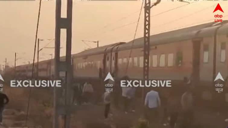 Maharashtra Accident Train runs over Pushpak Express passengers in Jalgaon several feared dead Maharashtra Train Accident : ট্রেনে আগুন লাগার আতঙ্কে ঝাঁপ, অপর দিকে আসা এক্সপ্রেস পিষে দিল একের পর এক যাত্রীকে ! ভয়ঙ্কর দুর্ঘটনা