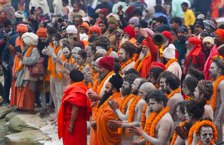 प्रयागराज बहुत ही पवित्र स्थान माना गया है. प्रयागराज में तीन पवित्र नदियों का संगम होता है. प्रयागराज में कुंभ का आयोजन किया जाता है, यह एक पवित्र स्थल है.