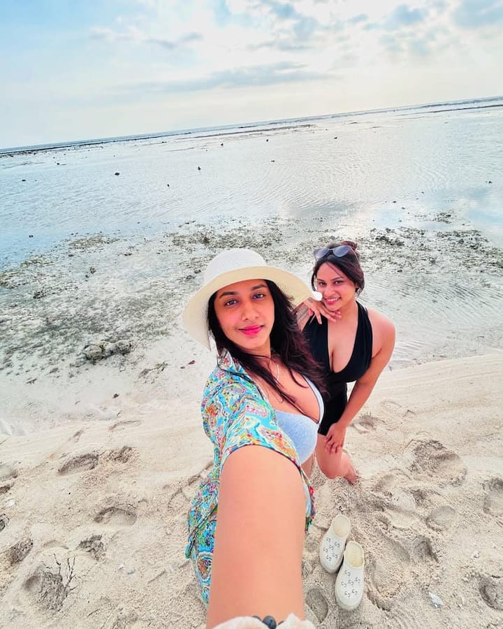 విష్ణుప్రియాతో పాటు ఆవిడ చెల్లెలు పావని భీమనేని కూడా బాలి వెళ్లారు. అక్క కంటే తాను ఏమీ తక్కువ కాదన్నట్టు గ్లామర్ షో చేశారు.