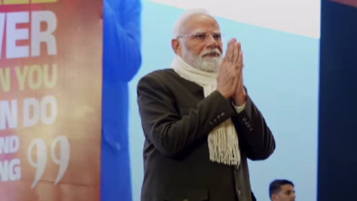 3 दिसंबर 2004 के बाद- अगर कोई बच्चा भारत में पैदा होता है, तो वह भारतीय नागरिक तभी होगा जब उसके माता-पिता में से कम से कम एक भारतीय नागरिक हो और दूसरा माता-पिता अवैध प्रवासी न हो. तथ्य मीडिया रिपोर्टस और आंकडो़ं के आधार पर हैं, पुष्टि के लिए आधिकारिक वेबसाइट देखें.