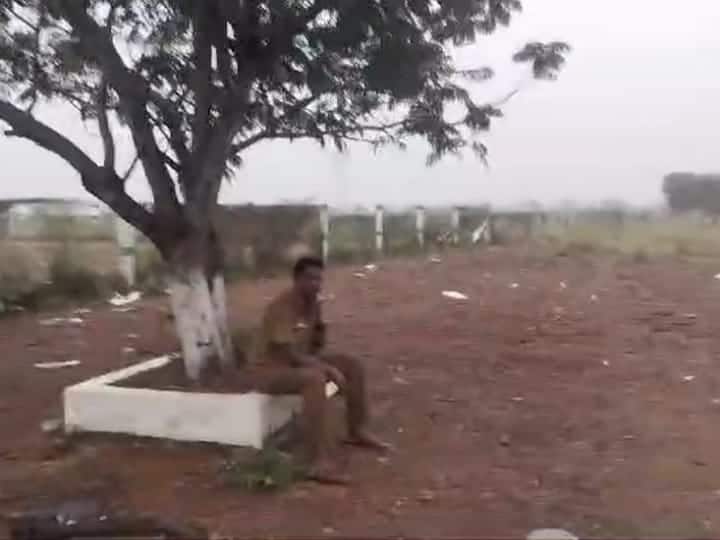 அரசு பேருந்தில் கூடுதல் கட்டணம் வசூல்... பேருந்தில் இருந்து இறங்கி டிரைவர் செய்த வேலை Karur news Passengers argue over extra fare on Karur government bus driver gets off the bus tnn அரசு பேருந்தில் கூடுதல் கட்டணம் வசூல்... பேருந்தில் இருந்து இறங்கி டிரைவர் செய்த வேலை