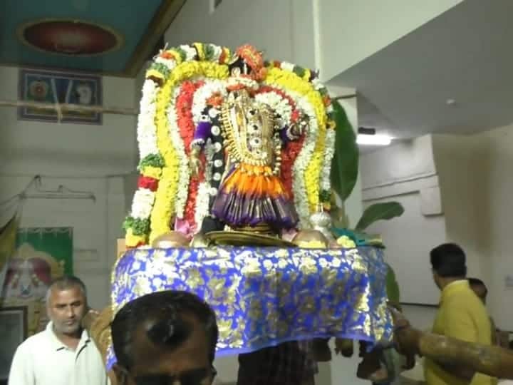 கரூர் ரெங்கநாத சுவாமி ஆலயத்தில் 9ஆம் நாள் நிகழ்ச்சியில் ஆண்டாள் திருக்கோலத்தில் திருவீதி உலா